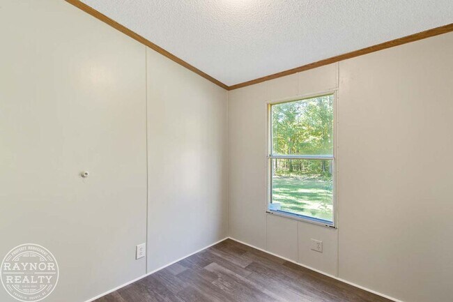 Building Photo - Enjoy the peace and quiet of the country!