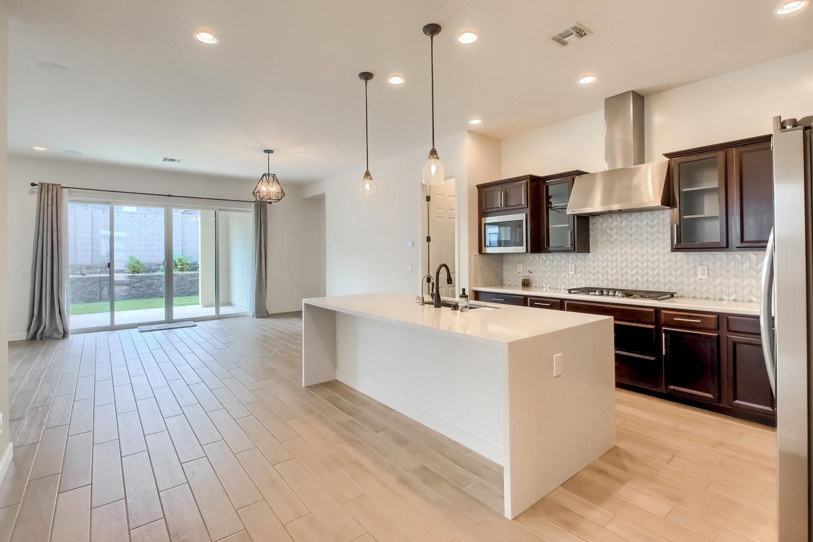 Building Photo - 1005 E Paseo Way