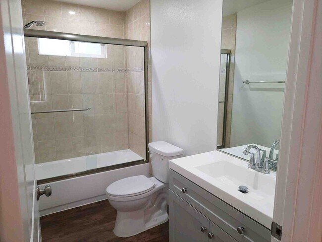 Building Photo - 1334 W 62nd St