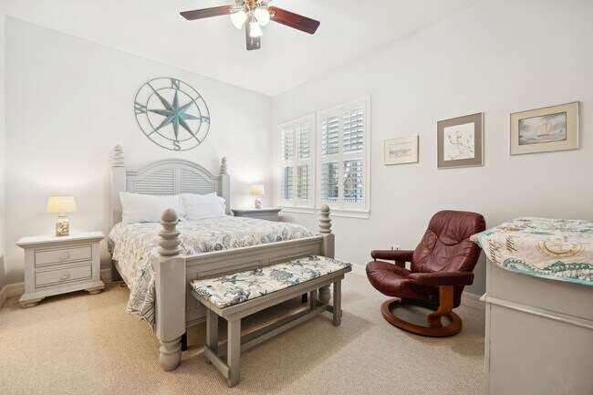 Building Photo - WALK TO THE BEACH!