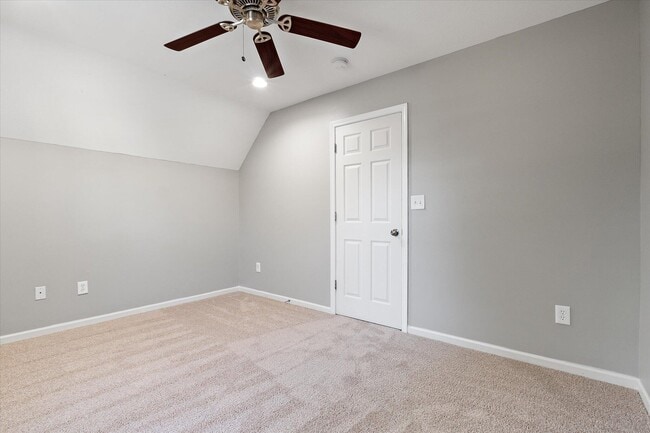 Building Photo - 412 N Village Cir
