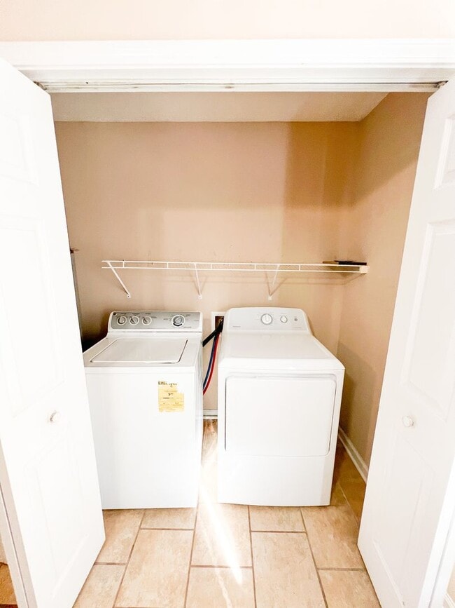 Building Photo - 2 Bedroom 1.5 Bathroom Townhome