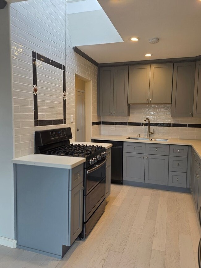 Building Photo - Remodeled Home 2 Blocks from Ocean Beach