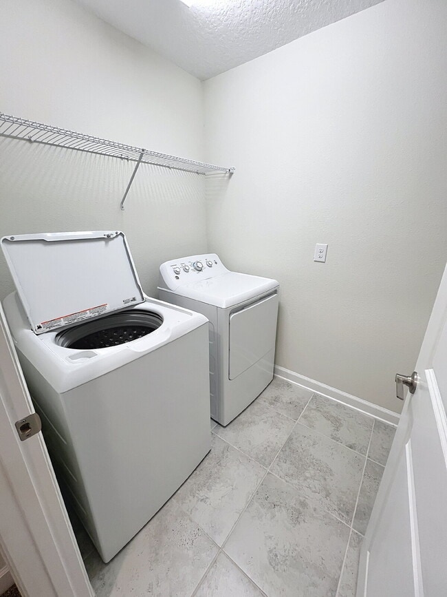 Building Photo - Spacious three-bedroom, two and a half bath home in Moss Park!