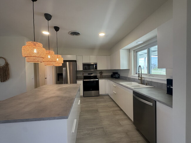Building Photo - Beautiful 2-bedroom, 2-bathroom in Rotonda...