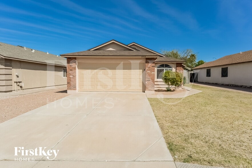 Building Photo - 8518 E Clovis Ave