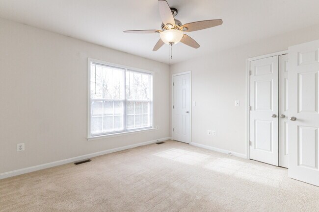 Building Photo - This beautiful townhouse has everything yo...