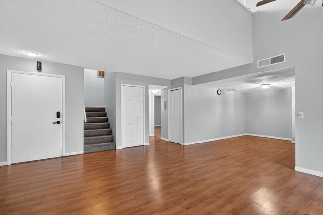 Building Photo - Cozy 3 Bedroom Available in Tampa!