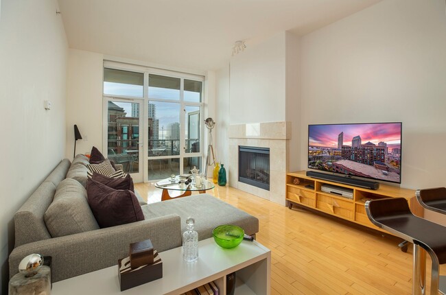 Building Photo - Furnished condo in the heart of San Diego ...