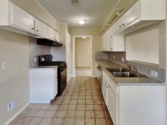 Building Photo - 758 E Princeton Ln