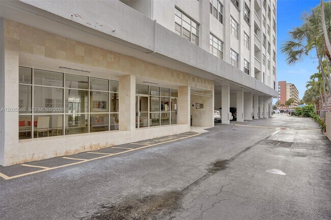 Building Photo - 3113 S Ocean Dr