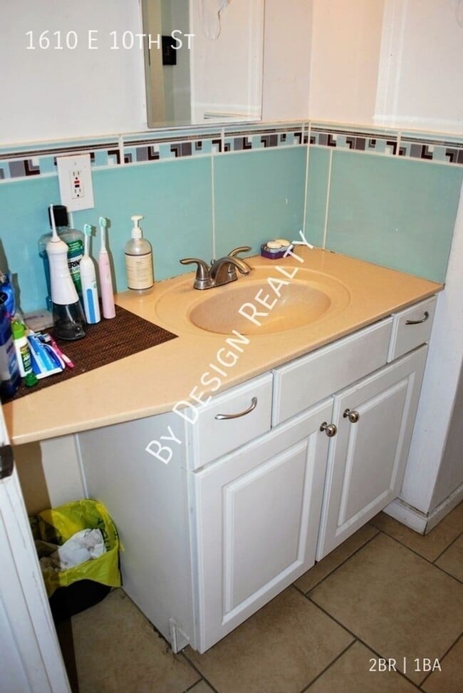 Building Photo - Updated 2 Bedroom 1 Bath - Quick Walk/Bike...