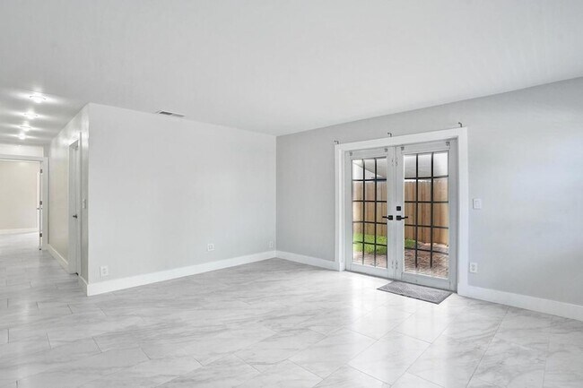 Building Photo - 800 SW 12th Ct