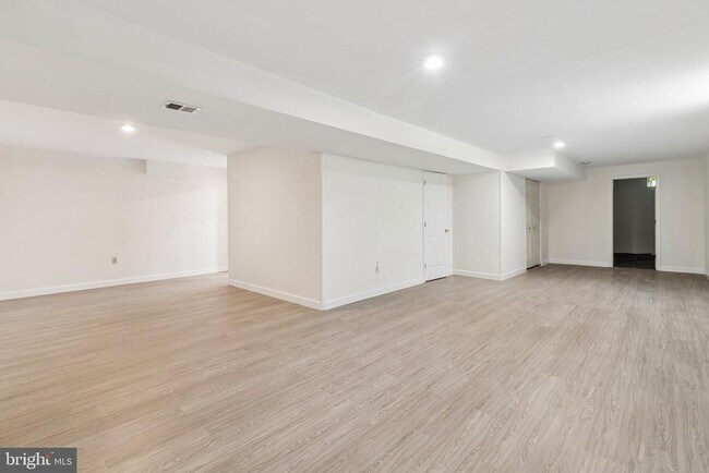 Building Photo - 820 Chatsworth Dr