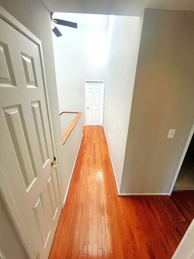 Building Photo - Newly Renovated 3 Level Townhome!