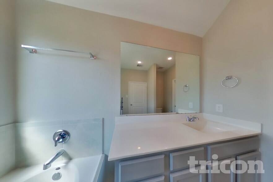 Building Photo - 212 Seven Pnes Dr