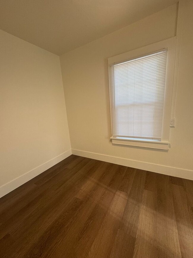 Building Photo - CHARMING 2 BED 1 BATH HOUSE WITH NEW FLOOR...