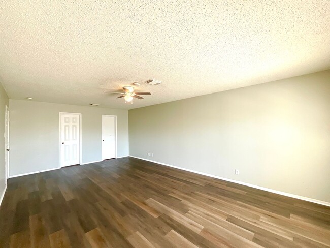 Building Photo - *MOVE IN SPECIAL*  3BD/2.5BA Dover Ridge Home Near 1604 – No Carpet, Fenced Yard & Covered Patio!