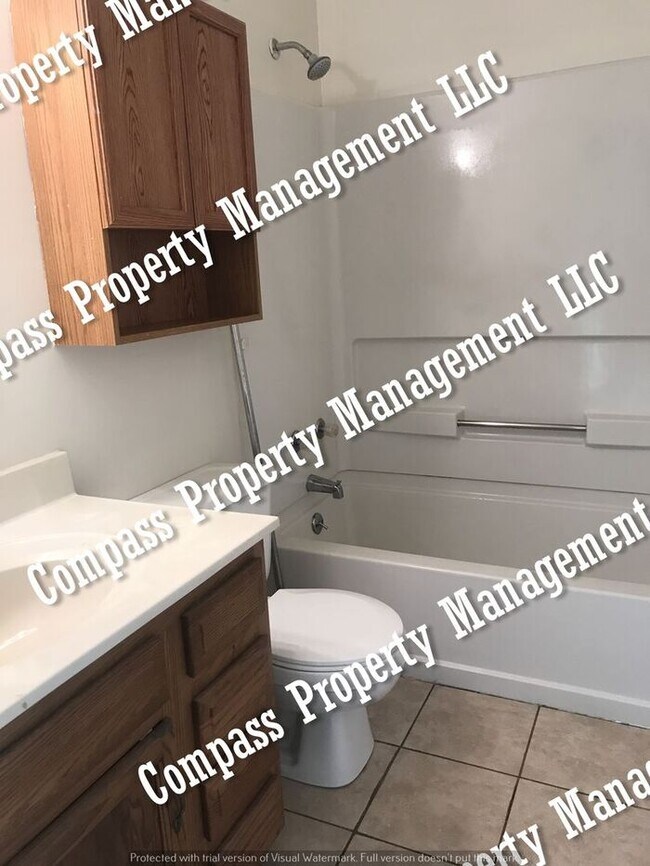 Building Photo - $1025 - 2 Bed, 1 Bath Townhouse - Leola