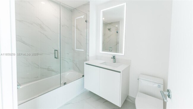 Building Photo - 700 NE 24th St