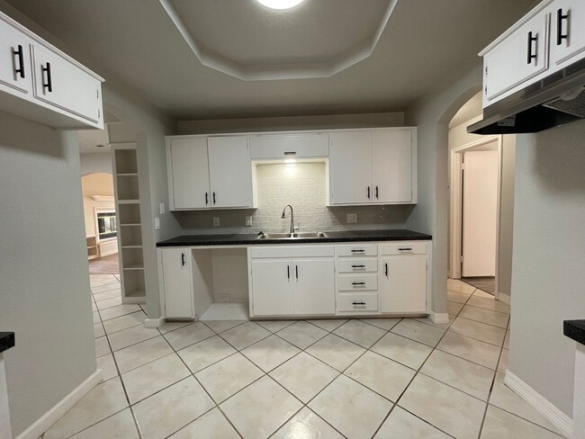 Building Photo - For Rent: Beautifully Remodeled Home in La...