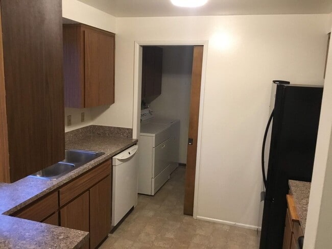 Building Photo - 3 bedroom 2 bathroom Duplex