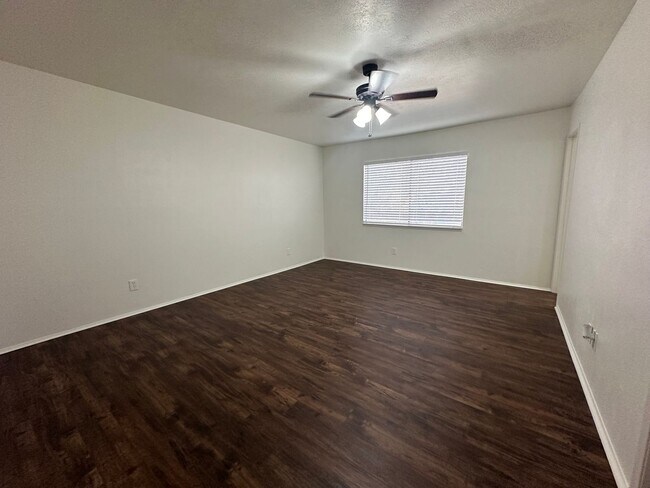 Building Photo - Move-In Ready in Plano