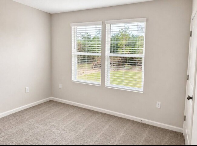 Building Photo - 190 Iris Ln