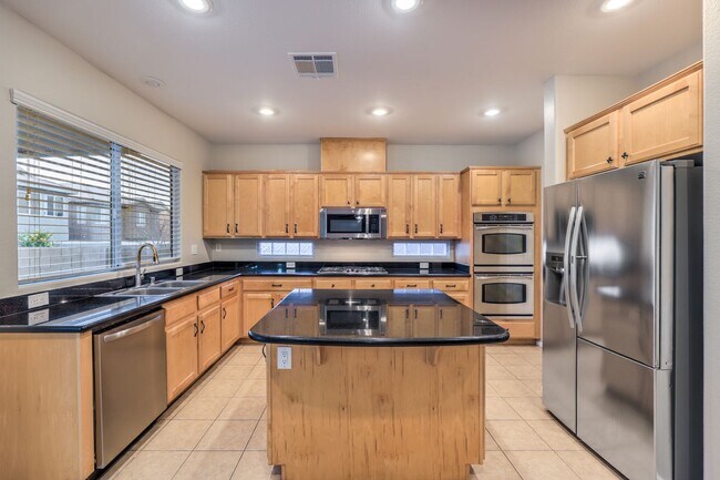 Building Photo - Gorgeous 6Bed/5Bath/4Car, 2-Story Home located in the Mountains Edge