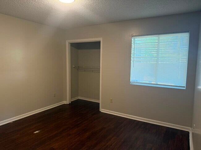 Building Photo - 910 Brett Dr
