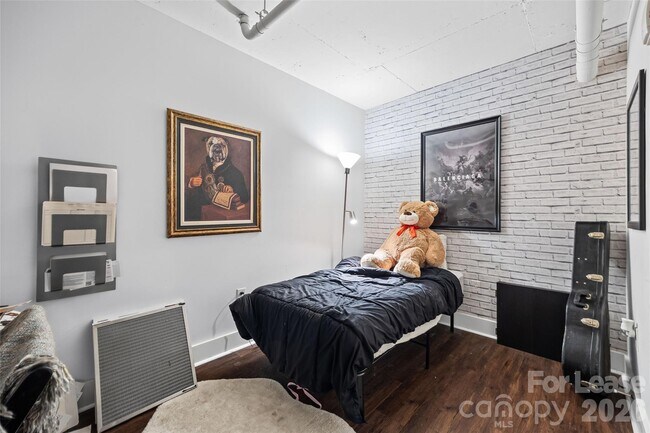 Building Photo - 715 N Graham St