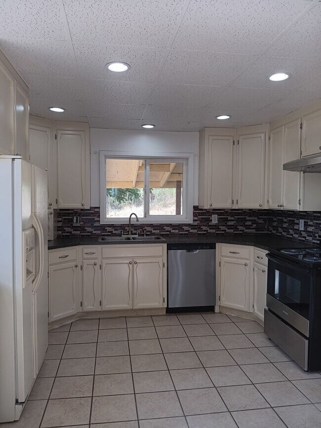 Building Photo - Beautiful Secluded Farmhouse & Shop is Available!