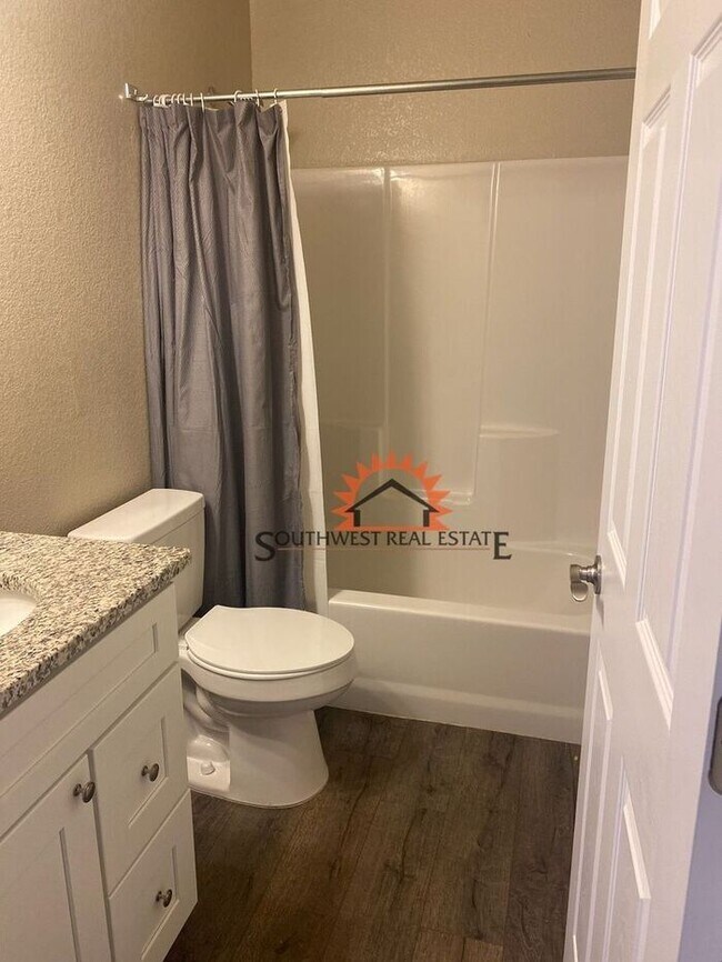 Building Photo - Modern duplex 2 bedrooms 2 baths