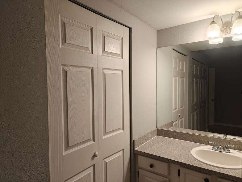 Building Photo - 611 SW 5th Ct