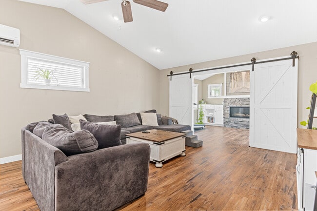 Building Photo - 898 Brentwood Cir