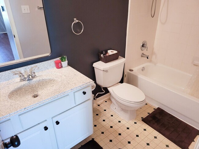 Building Photo - Welcome home to this charming 4-bedroom, 3-bathroom brick house in the desirable Stone Gate commu...