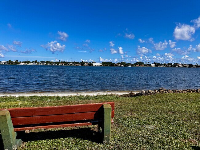 Building Photo - 107 Half Moon Cir