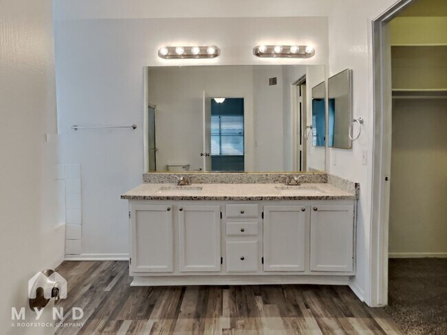 Building Photo - 8027 W Laurel Ln