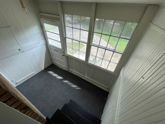 Building Photo - 1320-1322 Main Street Duplex