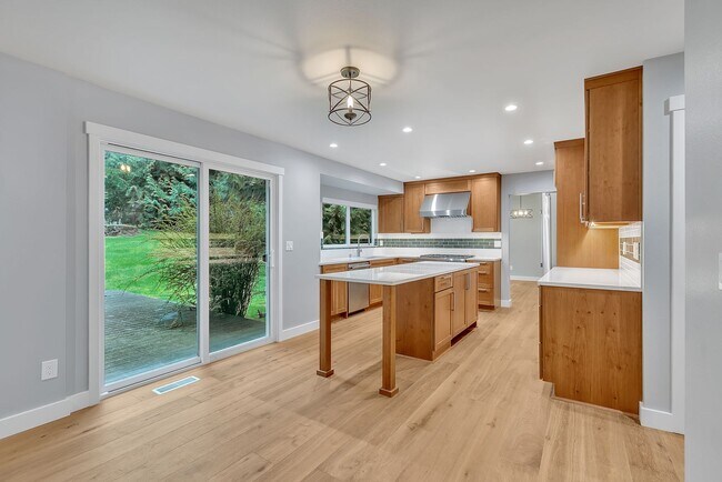 Building Photo - 4bed/2.25bath Stunning Remodeled Home on Expansive Wooded Lot in Woodinville