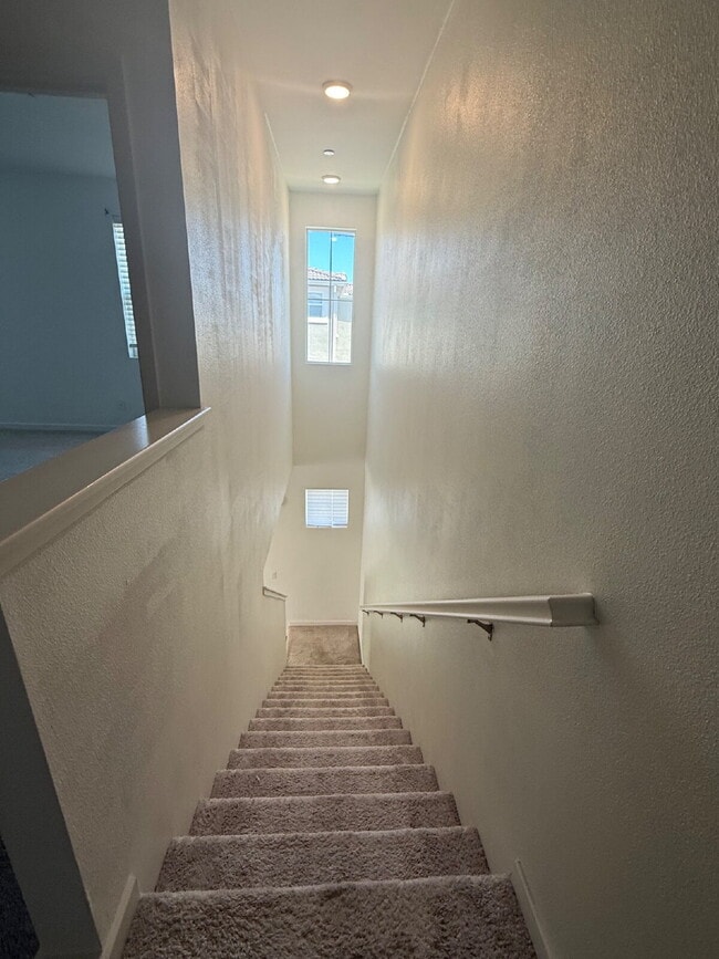 Building Photo - $500 OFF MOVE IN - Must take possession within 14 days.  Located in the desirable Vista Bella com...