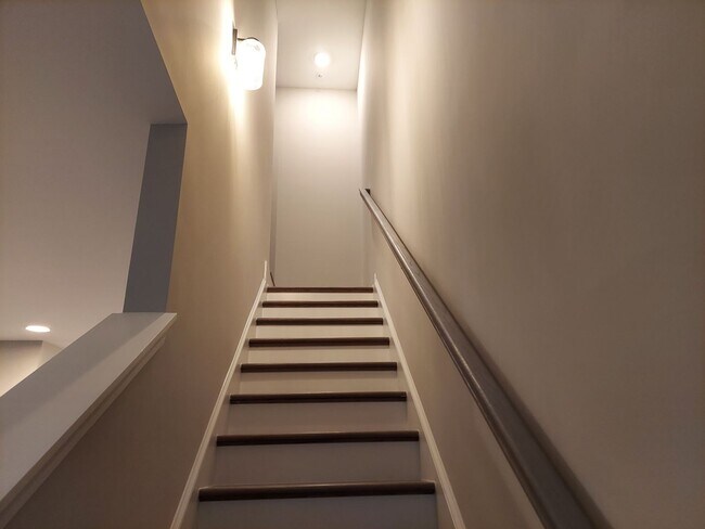 Building Photo - In-Town Townhome for rent in Monroe Heights!