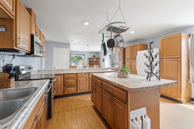 Building Photo - 3 Bed 2.5 Bath Fully Furnished single level rancher with fenced yard & plenty of space