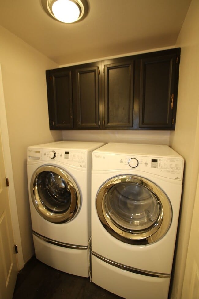 Building Photo - 3 Bedroom Townhouse!