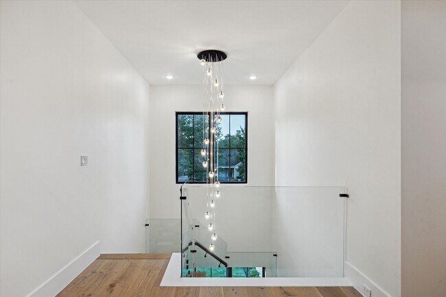 Building Photo - 431 W 30th St