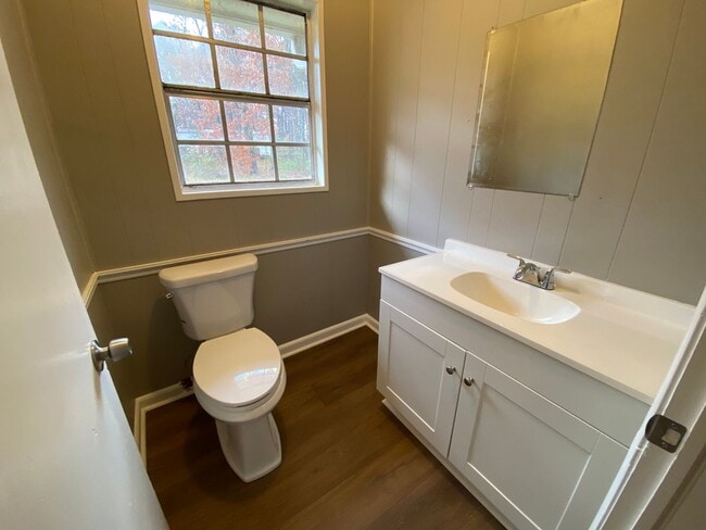 Building Photo - 4 bedroom, 1-1/2 bathroom House in West Rome!