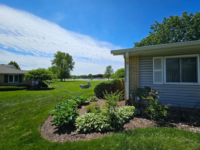 Building Photo - 829 Pondview Ct
