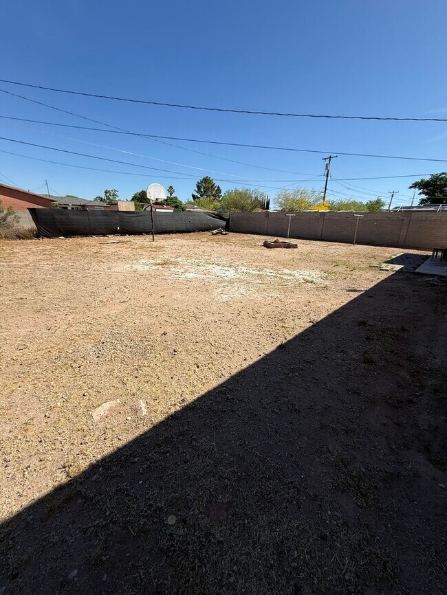 Building Photo - House For Rent