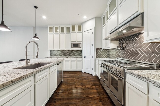 Building Photo - 912 Yale St