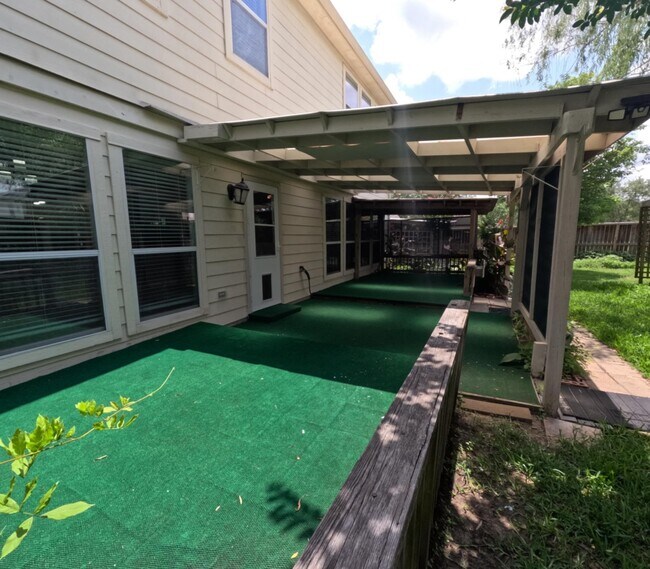 Building Photo - 2521 Saratoga Dr